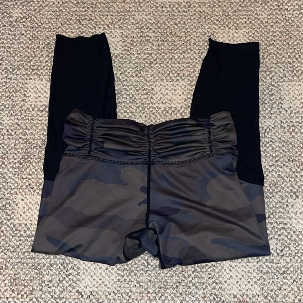 Carbon38 Camo Cropped Leggings
